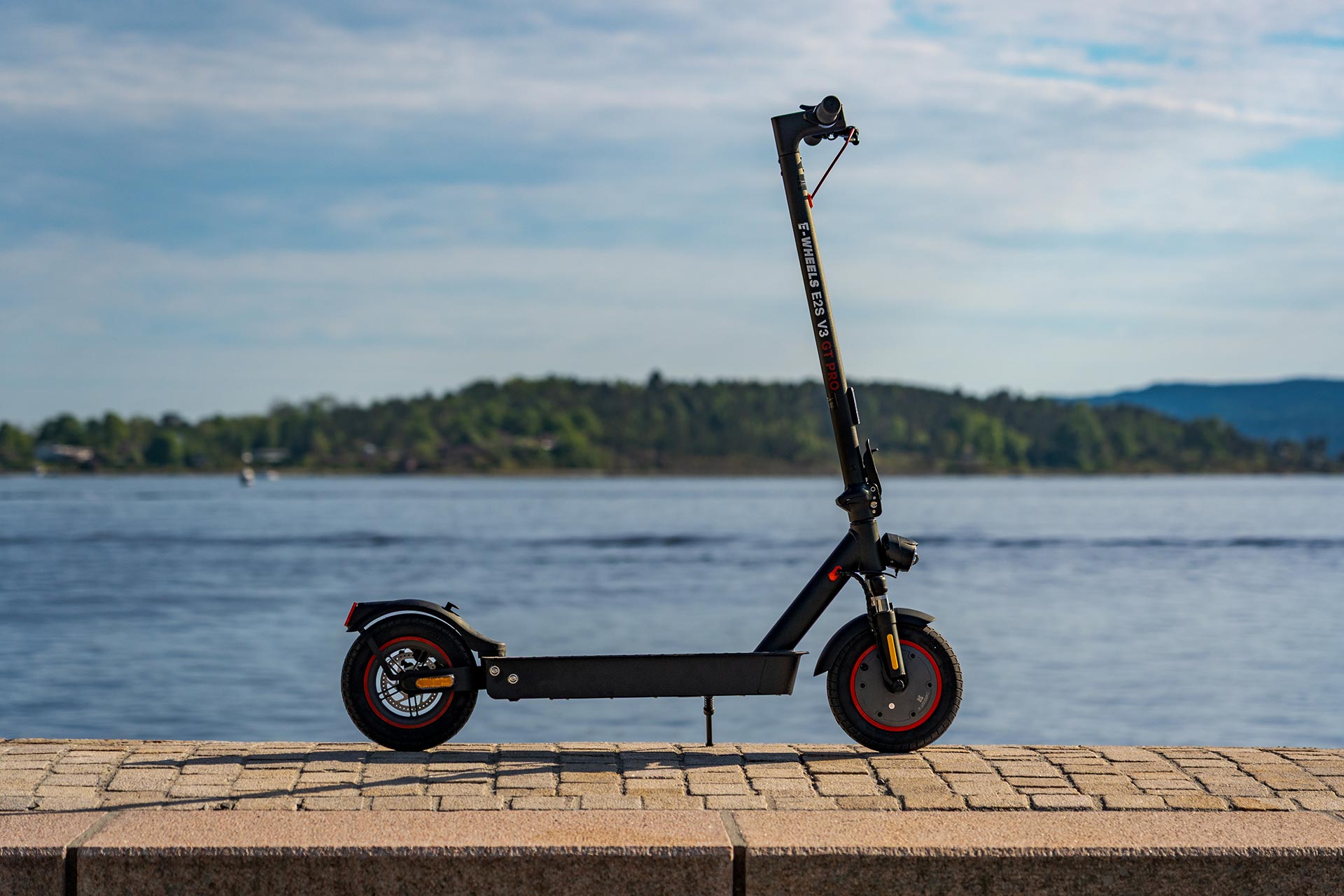 Elsparkcykel från E-Wheels. E2S V3 GT PRO. Bildet är taget utomhus i naturen.