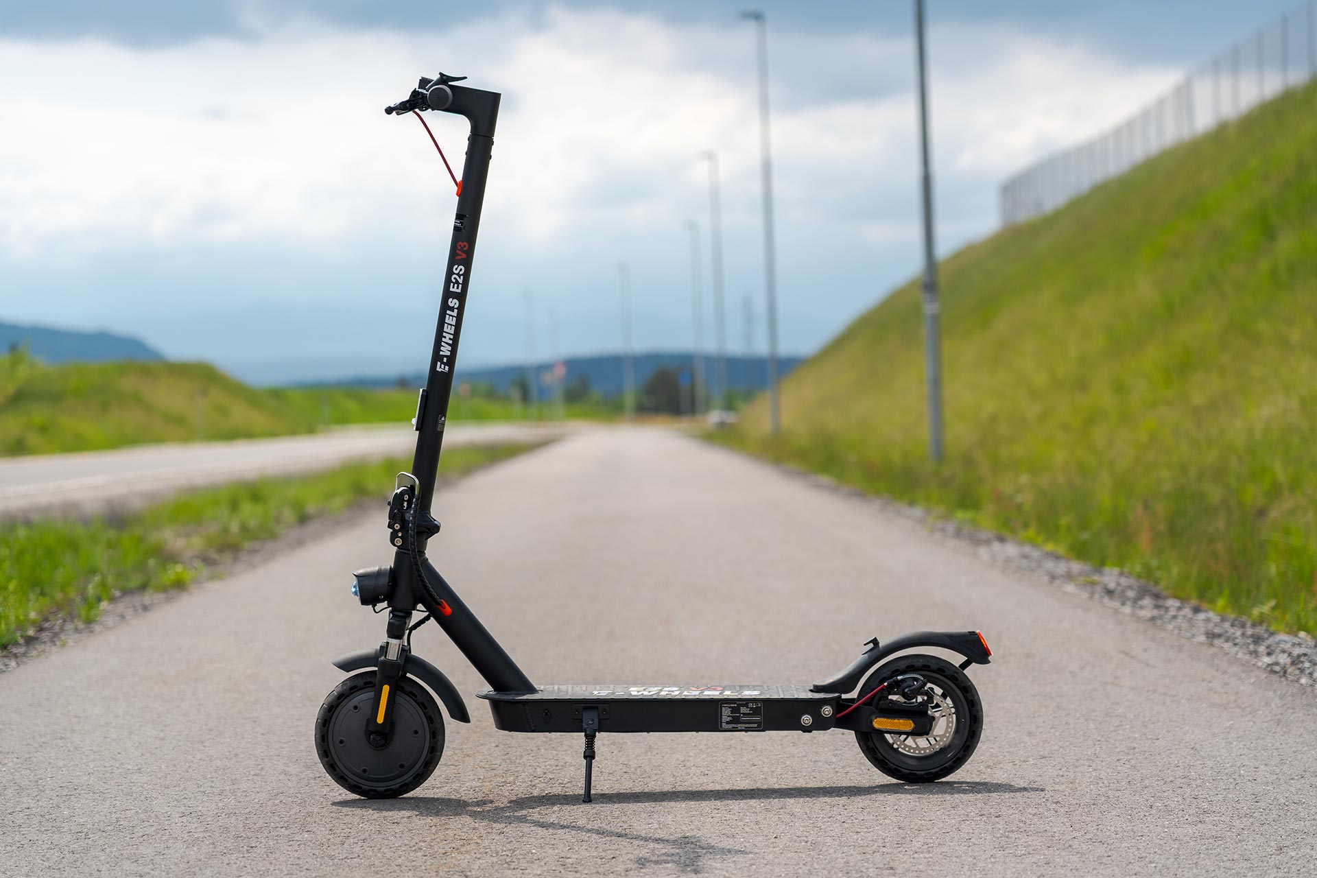 Elsparkcykel från E-Wheels. E2S V3. Bildet är taget utomhus i en park.