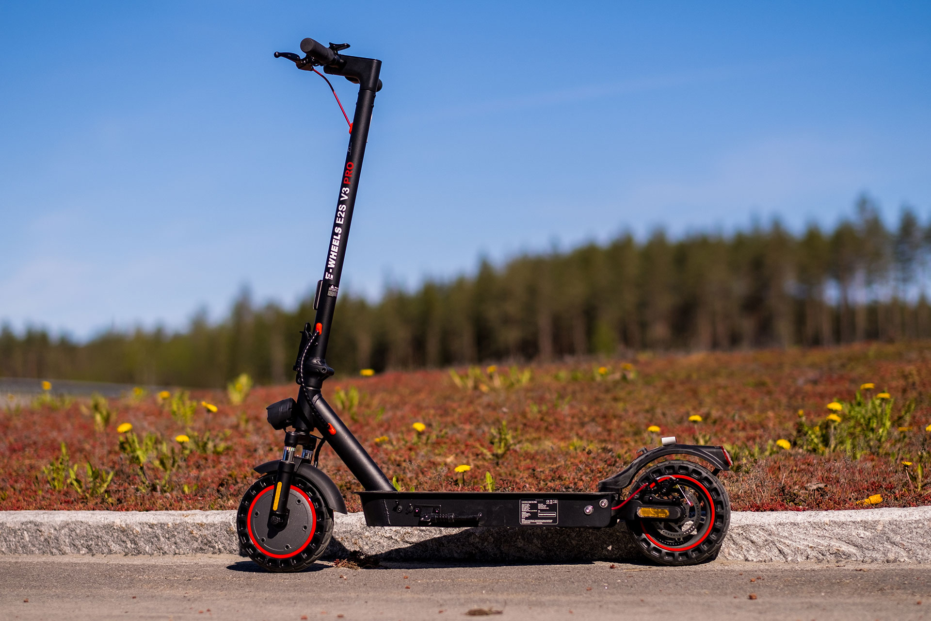 Elsparkcykel från E-Wheels. E2S V3 PRO. Bildet är taget utomhus i en park.