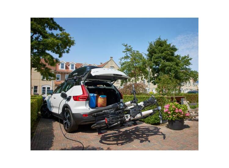 Hapro Atlas Premium Xfold II 2.0 monterad p&aring; bil med tv&aring; cyklar lastade p&aring; h&aring;llaren