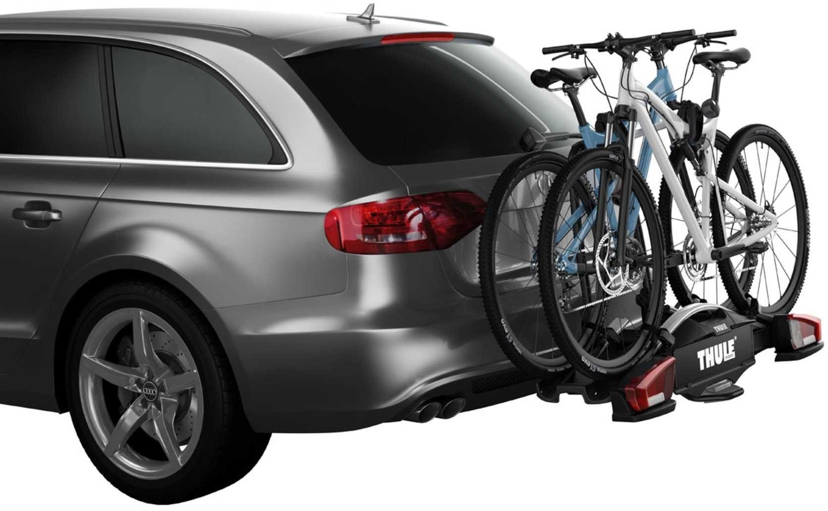 Thule VeloCompact monterad p&aring; dragkroken med tv&aring; cyklar lastade
