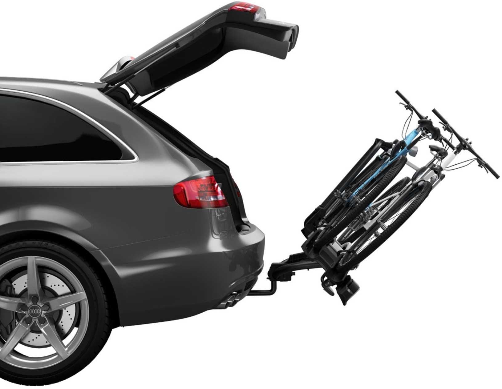 Thule VeloCompact tiltad ned&aring;t med &ouml;ppen baklucka